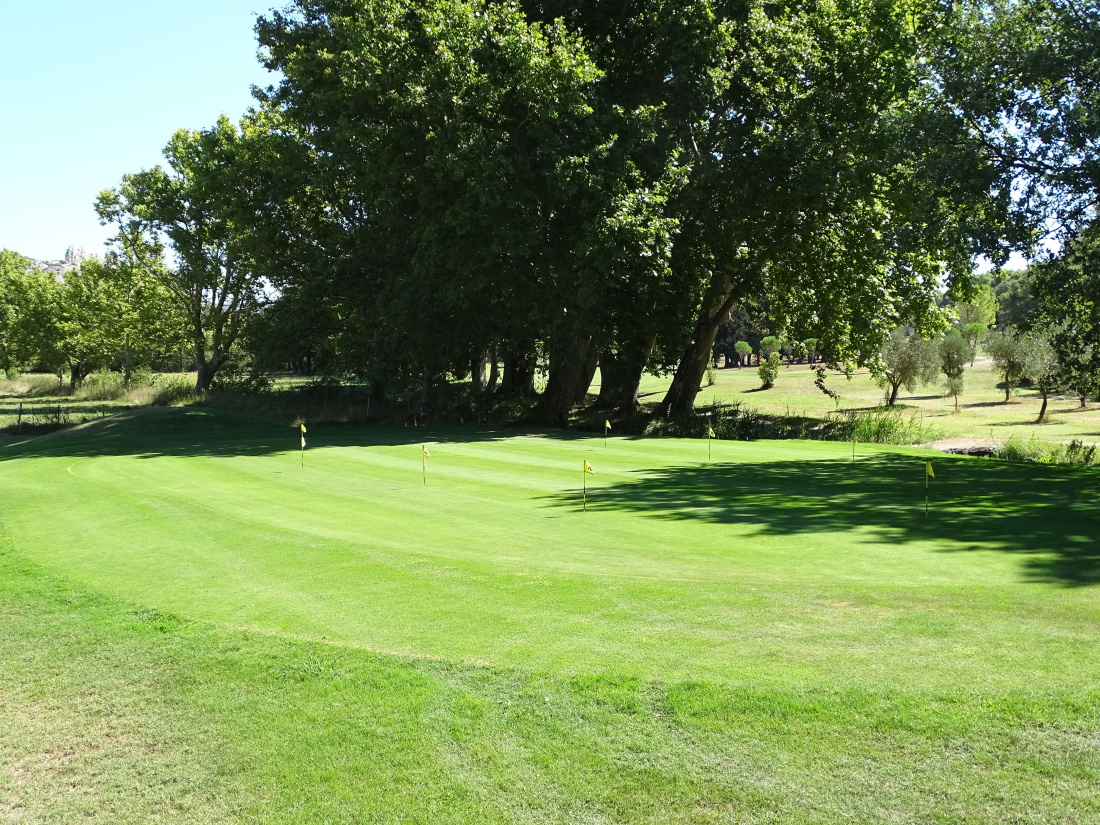 putting-green et zones d'entraînements-Golf de Servanes à Mouriès