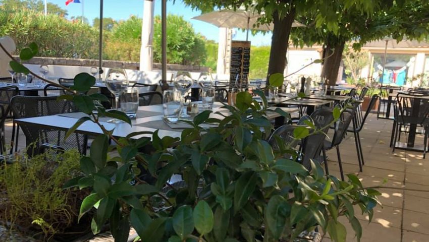 Déjeuner en terrasse au restaurant de la Bergerie à Mouriès