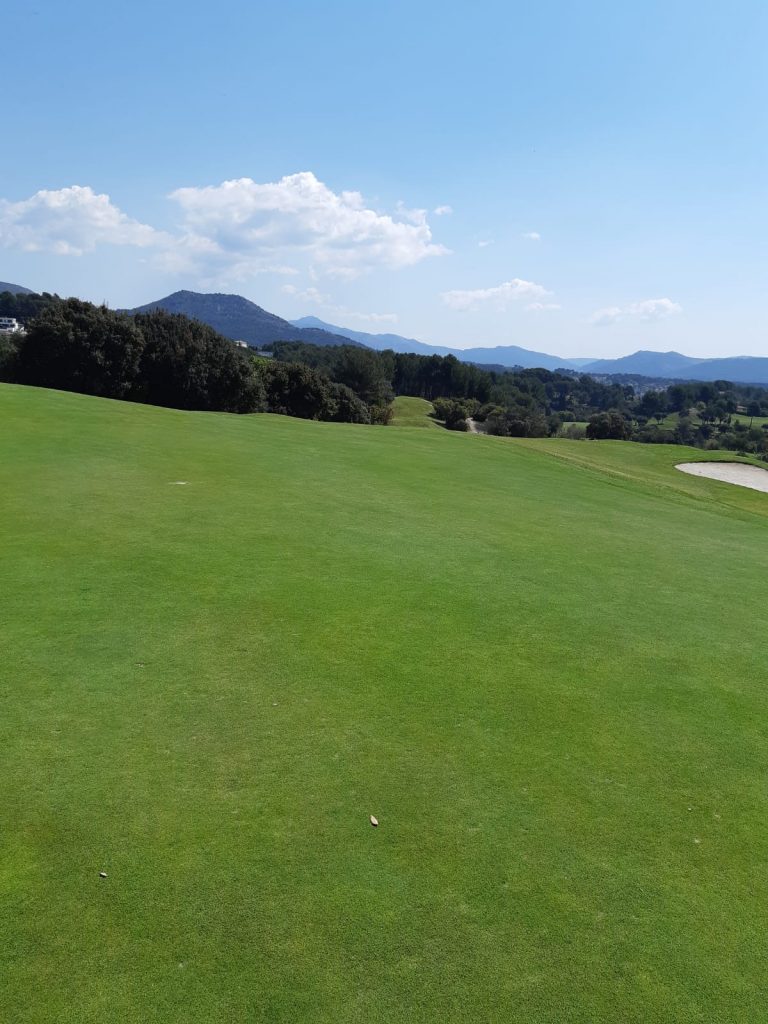 Entretien parcours golf au Golf de Servanes à Mouriès