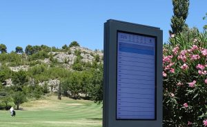 Un totem numérique au trou n°1 au Golf de Servanes - Open Golf Club