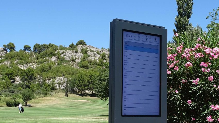 Totem numérique au Golf de Servanes au trou Numéro 1