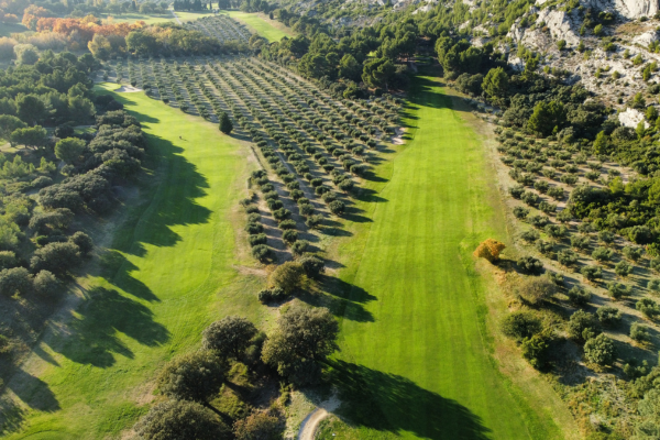 vue aérienne du Golf de Servanes entre oliviers et Alpilles