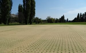 Aération des greens au Golf de Servanes - Open Golf Club