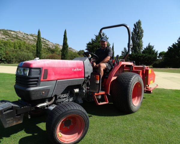 Aération des greens au Golf de Servanes