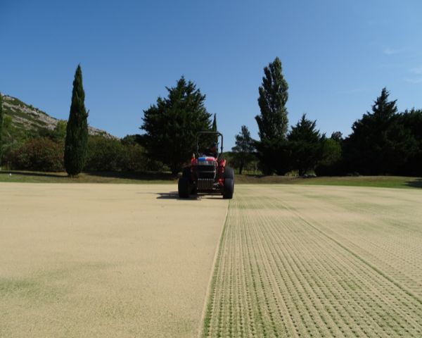 Aération des greens au Golf de Servanes