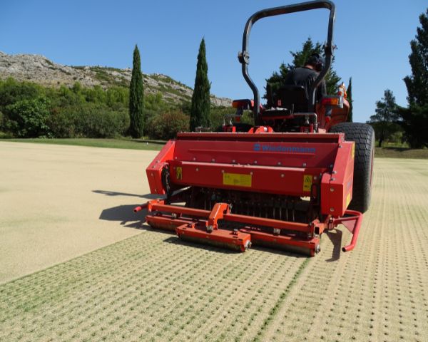 Aération des greens au Golf de Servanes