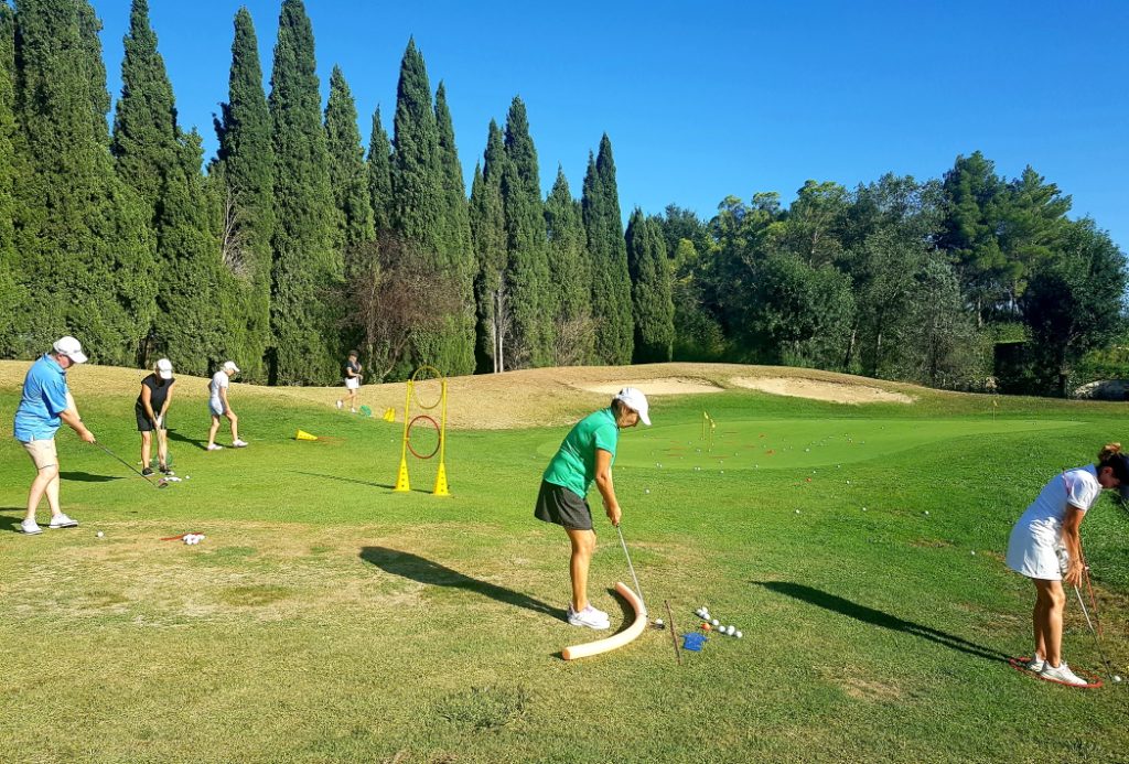 Débutez le golf avec notre formule de cours collectif sur un an, le Programme Golf Découverte, Resonance Golf Collection
