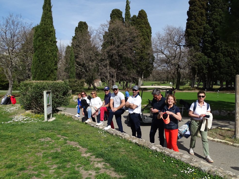 Le golf est un sport individuel qui se joue à plusieurs, tissez des liens d'amitié en prenant des cours de golf avec notre Programme Golf Découverte