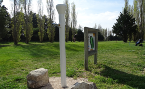 Water point in the shape of a tee at Golf de Servanes - Open Golf Club