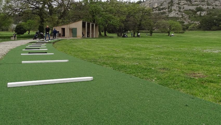 Perfectionnez votre swing au practice du Golf de Servanes - Open Golf Club