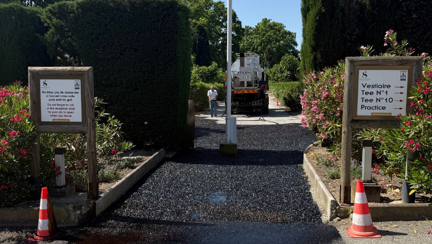 Le Golf de Servanes se refait une beauté : nouveau revêtement pour le parking - Open Golf Club