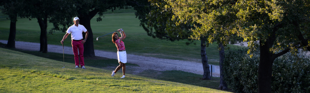 Les enseignants professionnels du Golf de Servanes à Mouriès, en Provence, vous accueillent pour des cours de golf personnalisés dans un cadre naturel exceptionnel.