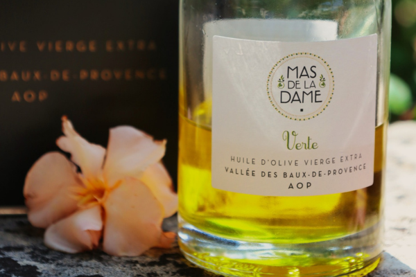 Huile d’olive AOP Vallée des Baux-de-Provence du Mas de la Dame : une production artisanale, fruitée et élégante, issue d’oliviers centenaires au cœur des Alpilles.