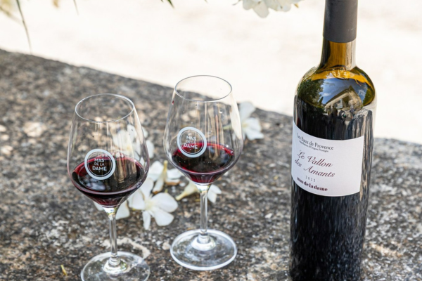 Vins biologiques du Mas de la Dame, AOC Baux-de-Provence : des cuvées d’exception qui expriment la richesse du terroir provençal, entre Syrah, Grenache et finesse naturelle.