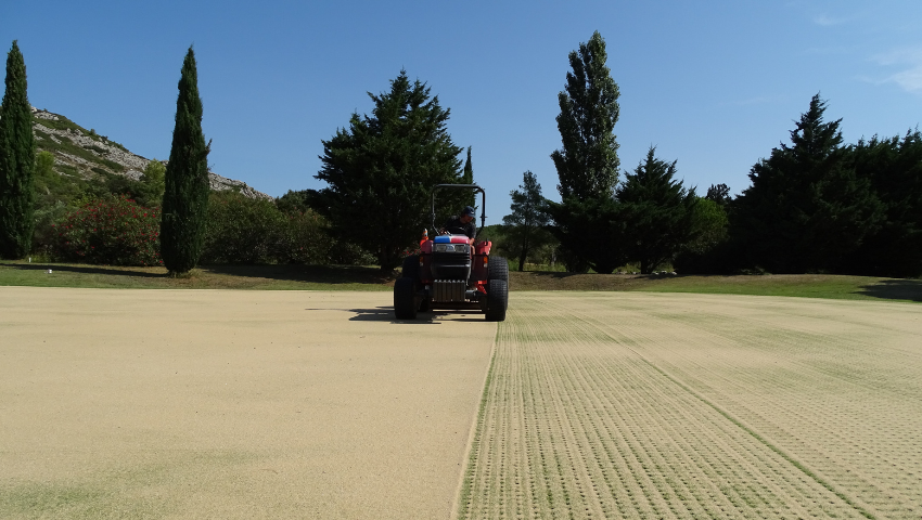 Micro-perforation des greens au Golf de Servanes - Open Golf Club
