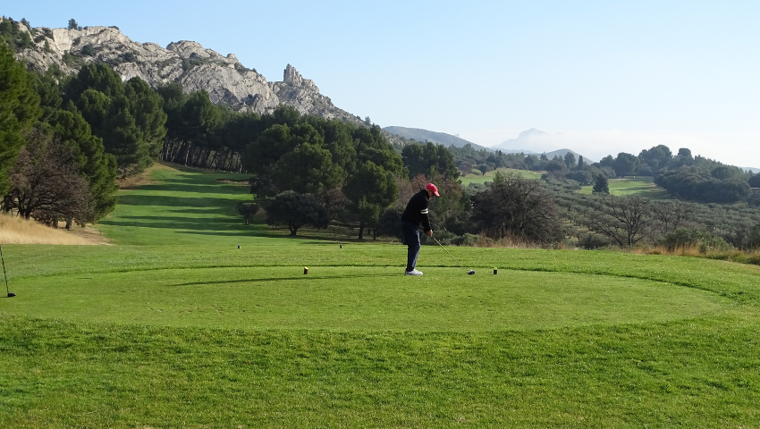 Vue du parcours du Golf de Servanes lors du départ en shot gun de la Coupe des Rois 2026, dans des conditions météorologiques idéales malgré les pluies des jours précédents.