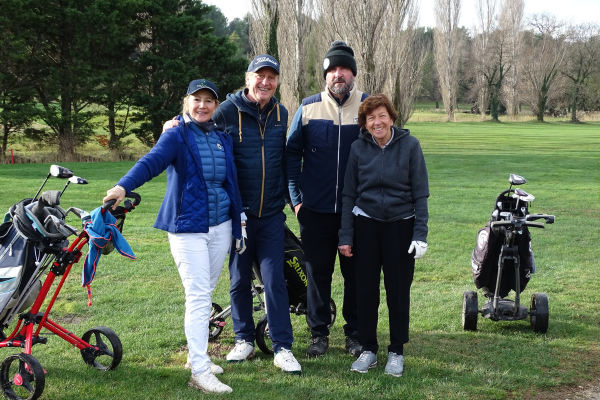 Les joueurs engagés dans la Coupe des Rois évoluent sur les fairways du Golf de Servanes, offrant un cadre naturel remarquable au cœur des Alpilles.