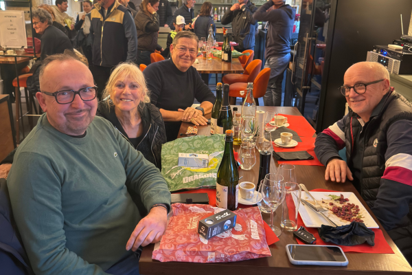 Les participants de la Coupe des Rois se retrouvent à la Bergerie des Alpilles pour partager un repas convivial, dans une atmosphère chaleureuse et authentique.