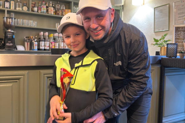 Un père et son fils posent avec leur coupe à l’issue de la Coupe des Rois 2026 au Golf de Servanes, illustrant les valeurs de partage, de transmission et de passion du golf portées par l’Association Sportive.