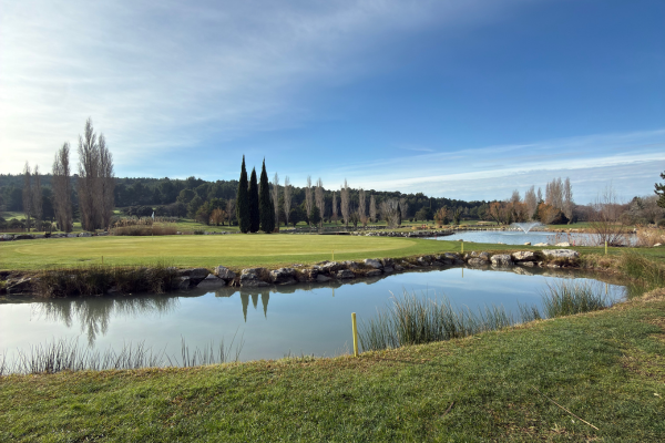 Entretien raisonné des abords de lac au Golf de Servanes pour préserver la biodiversité et la qualité des eaux