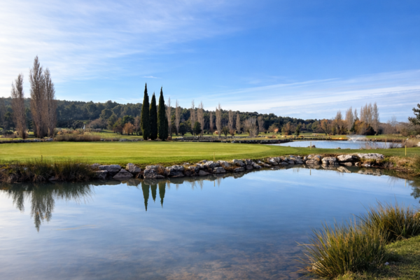 Entretien raisonné des abords de lac au Golf de Servanes pour préserver la biodiversité et la qualité des eaux