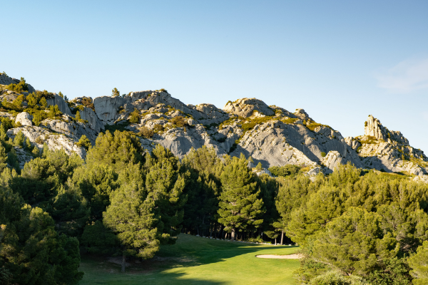 La Provence, Parcours du Golf de Servanes au pied des Alpilles en Provence, entouré de garrigue, lavande et paysages naturels provençaux.