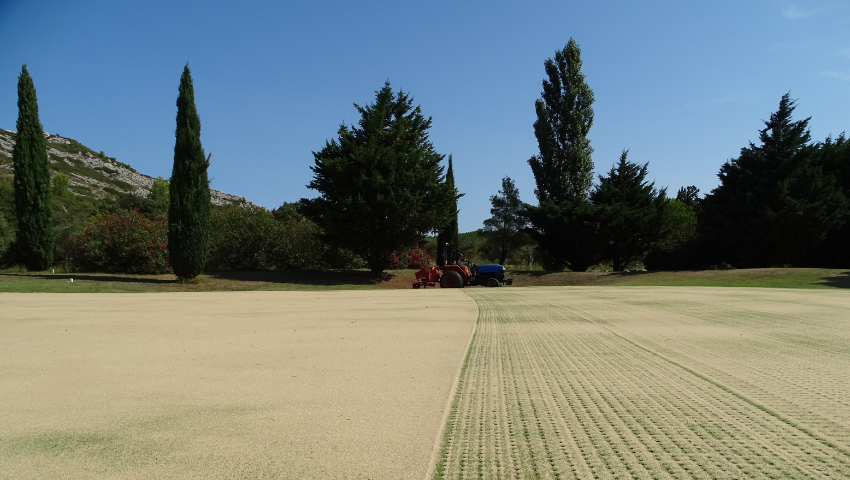 aération du parcours 18 trous du golf de servanes