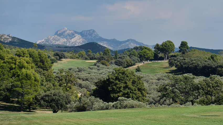 Max Gilbert, nouveau professeur de golf au Golf de Servanes en Provence, donnant un cours individuel sur le practice