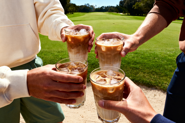 A moment of relaxation with a drink in a warm atmosphere.